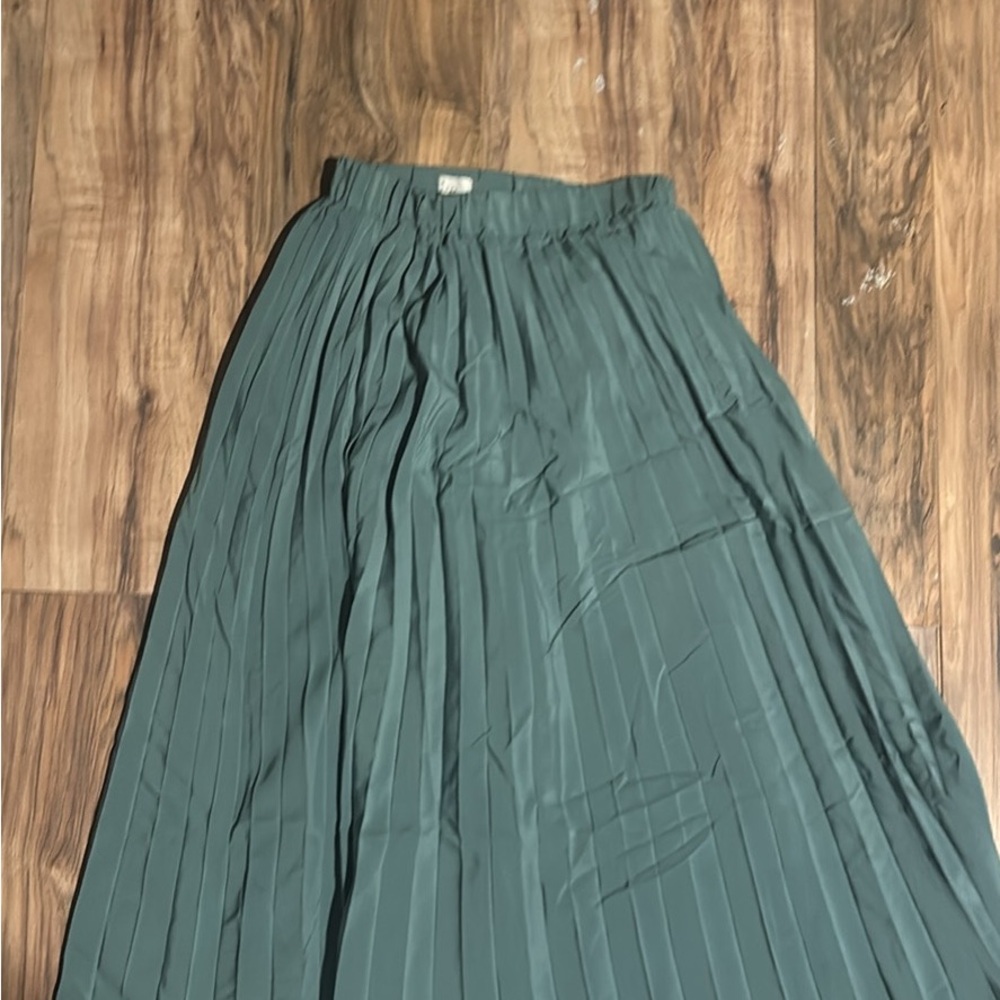 Elegant Green Pleated Skirt